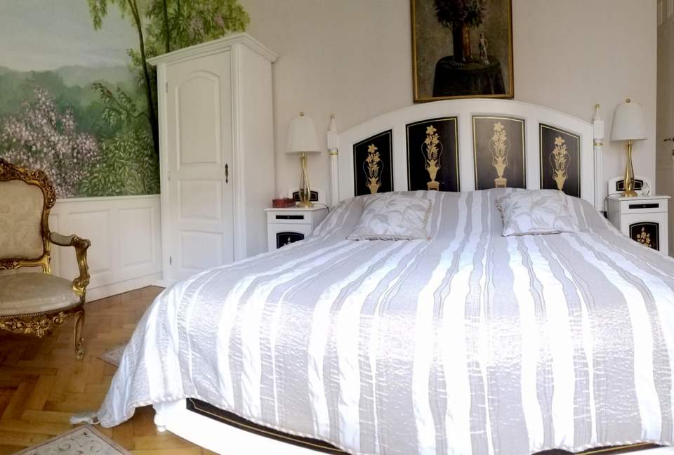 Picturesque Neoclassical Prague Flat - Prague, Czechia