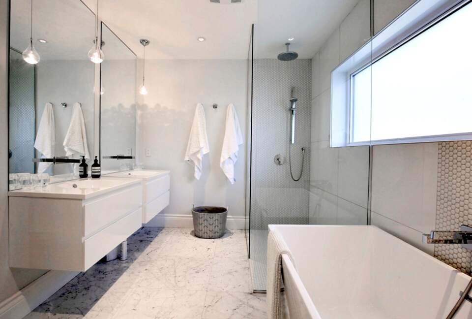 Luxurious Montreal Flat Facing Lafontaine Park - Montreal, Canada