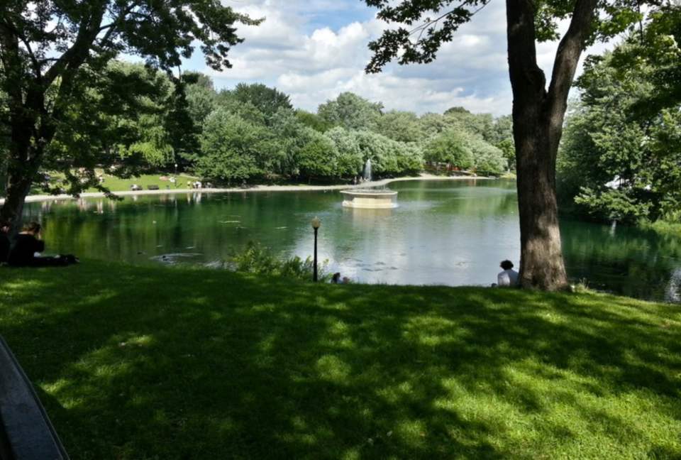 Luxurious Montreal Flat Facing Lafontaine Park - Montreal, Canada
