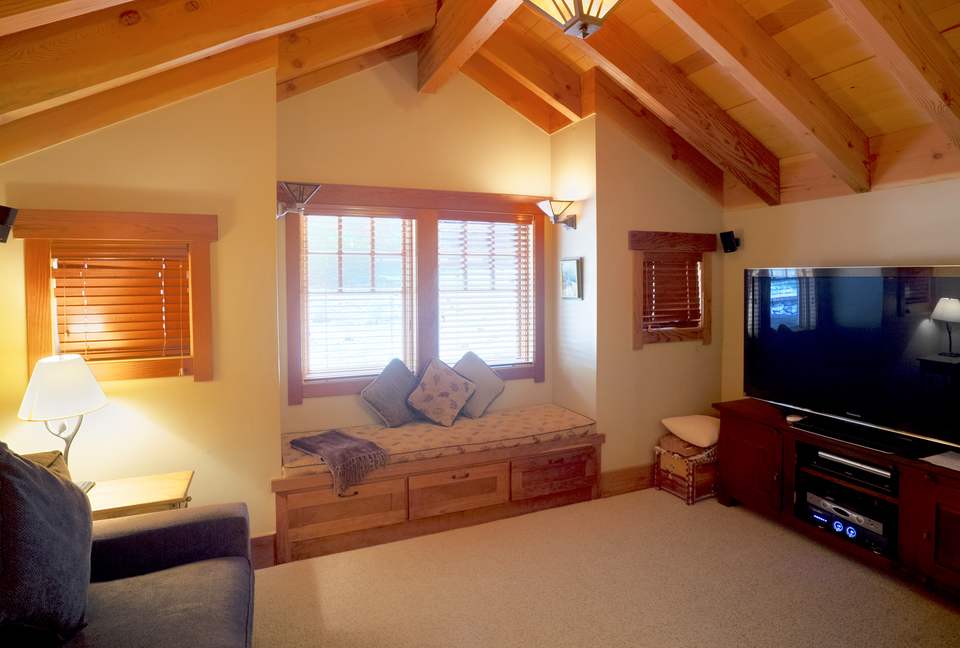 Forested Tahoe Mountain Lodge - Truckee, California