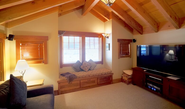 Forested Tahoe Mountain Lodge - Truckee, California