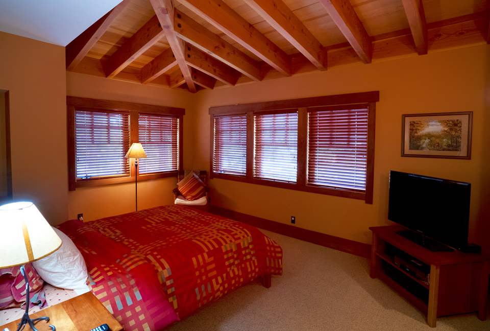 Forested Tahoe Mountain Lodge - Truckee, California