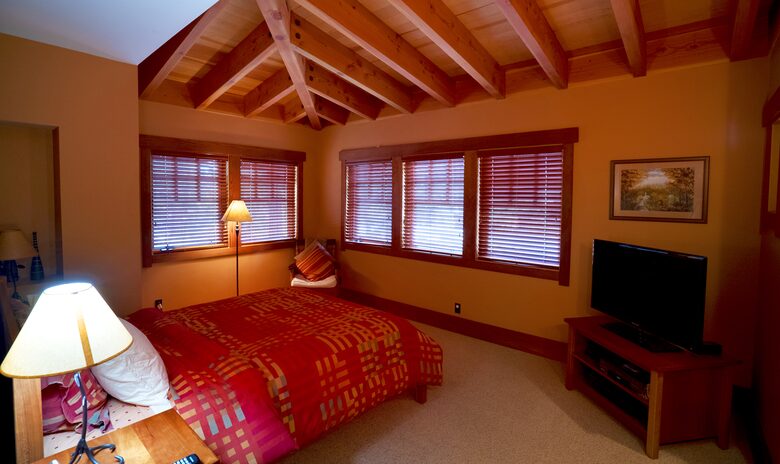 Forested Tahoe Mountain Lodge - Truckee, California