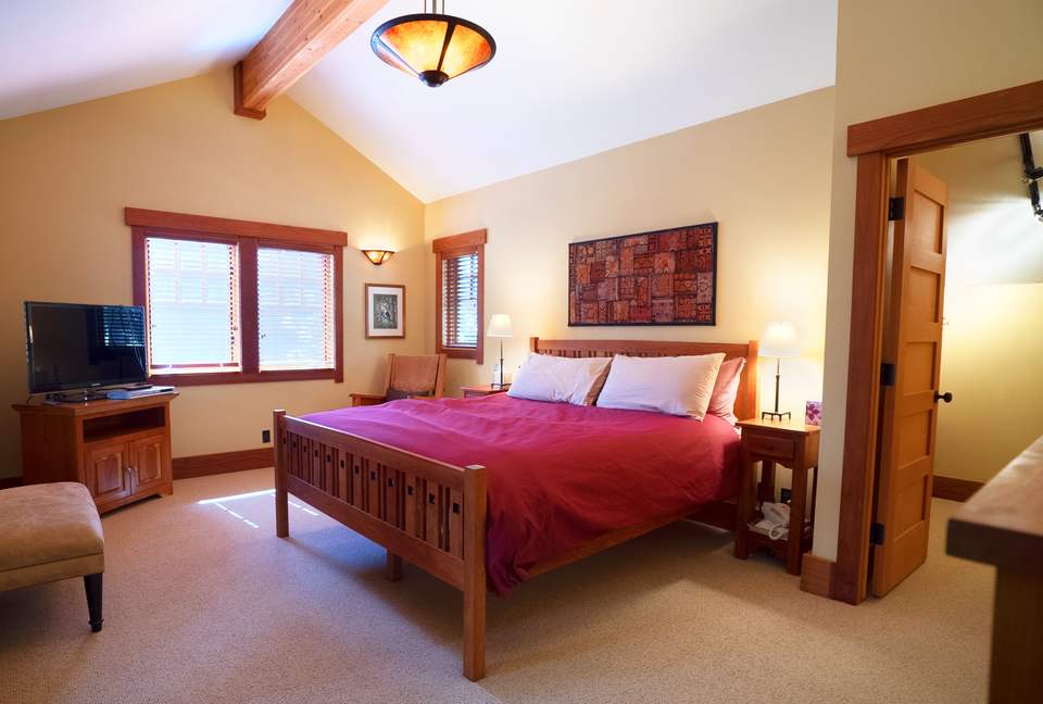 Forested Tahoe Mountain Lodge - Truckee, California