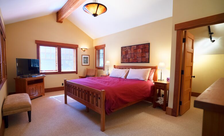 Forested Tahoe Mountain Lodge - Truckee, California