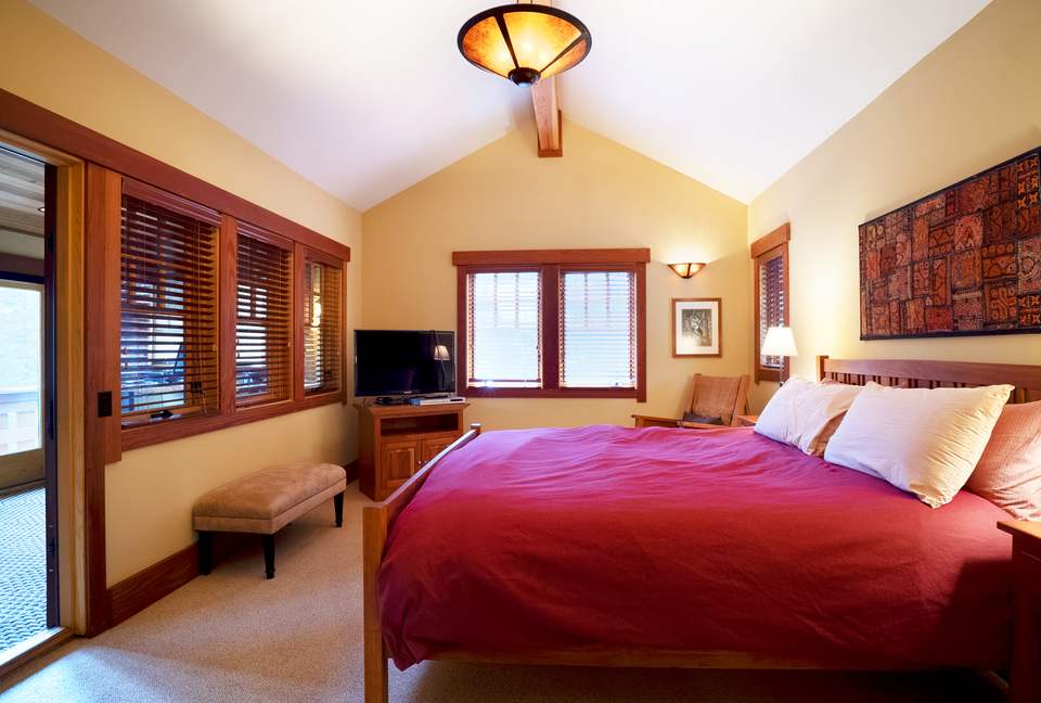 Forested Tahoe Mountain Lodge - Truckee, California