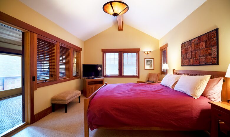 Forested Tahoe Mountain Lodge - Truckee, California