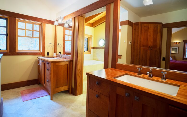 Forested Tahoe Mountain Lodge - Truckee, California