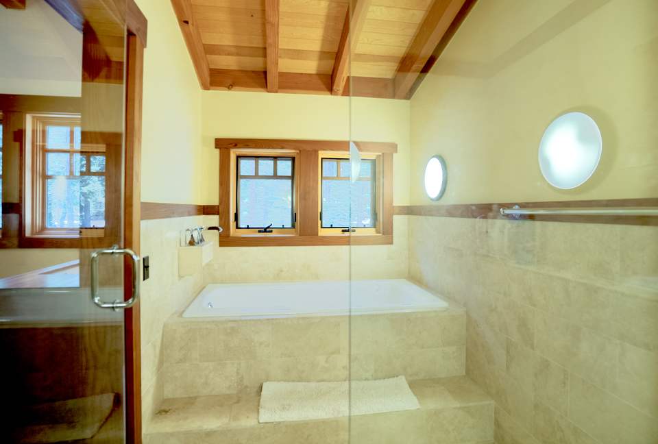 Forested Tahoe Mountain Lodge - Truckee, California