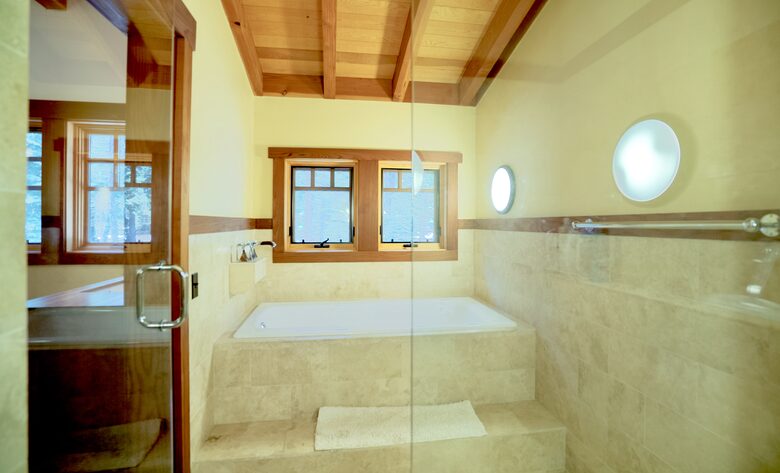 Forested Tahoe Mountain Lodge - Truckee, California