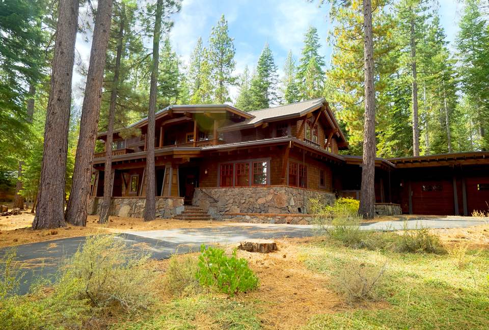 Forested Tahoe Mountain Lodge - Truckee, California