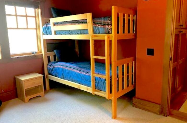 Forested Tahoe Mountain Lodge - Truckee, California