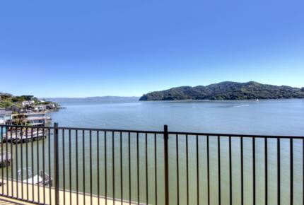 Waterfront Apartment: A Ferry Away From San Francisco! - Tiburon, California