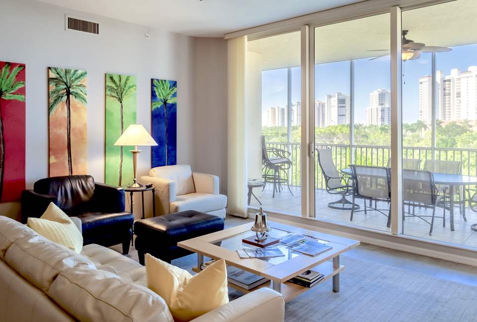 Rare 3 bed, 3 bath condo walkable to the Best Beach in Naples! - Naples, Florida