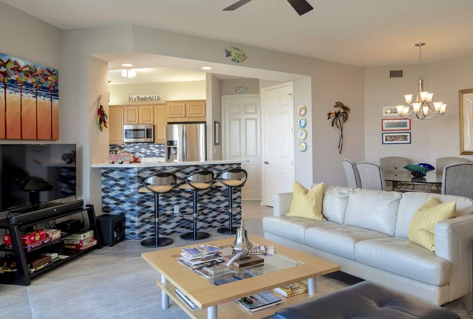 Rare 3 bed, 3 bath condo walkable to the Best Beach in Naples! - Naples, Florida