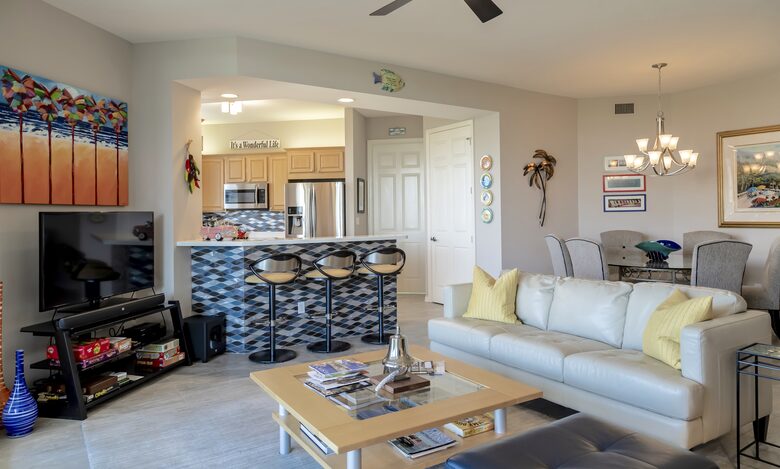 Rare 3 bed, 3 bath condo walkable to the Best Beach in Naples! - Naples, Florida