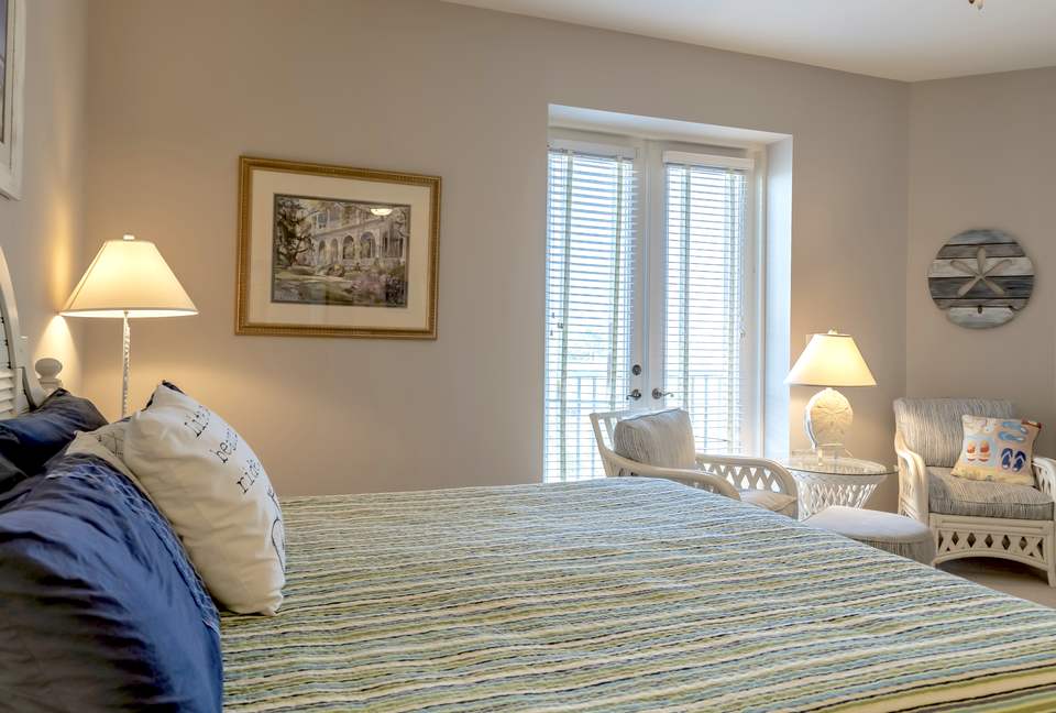 Rare 3 bed, 3 bath condo walkable to the Best Beach in Naples! - Naples, Florida