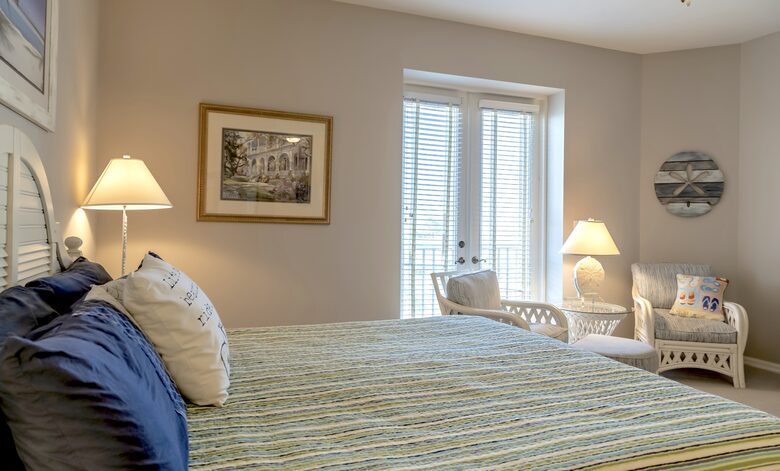 Rare 3 bed, 3 bath condo walkable to the Best Beach in Naples! - Naples, Florida