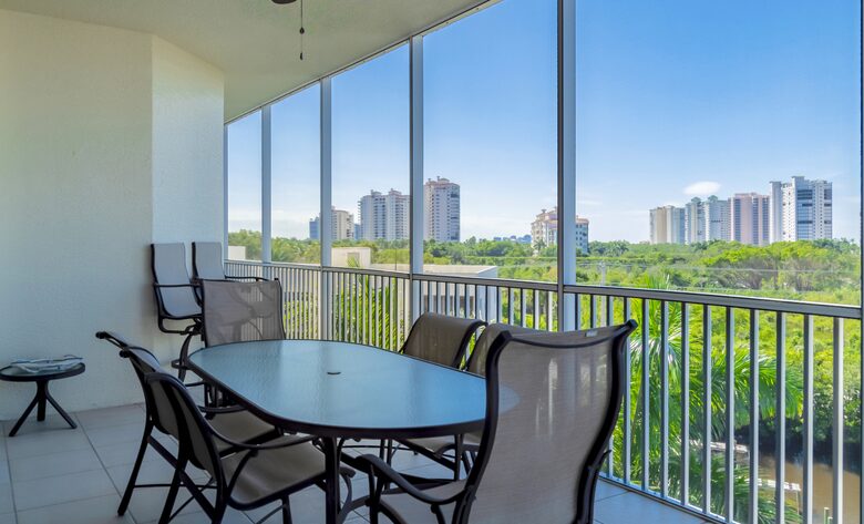 Rare 3 bed, 3 bath condo walkable to the Best Beach in Naples! - Naples, Florida