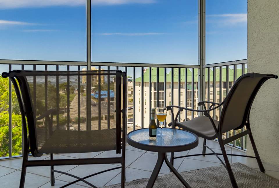 Rare 3 bed, 3 bath condo walkable to the Best Beach in Naples! - Naples, Florida