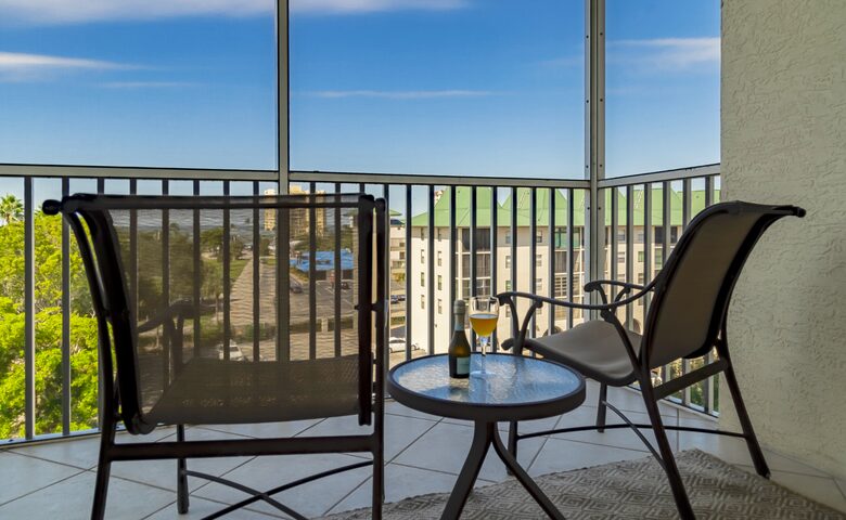 Rare 3 bed, 3 bath condo walkable to the Best Beach in Naples! - Naples, Florida