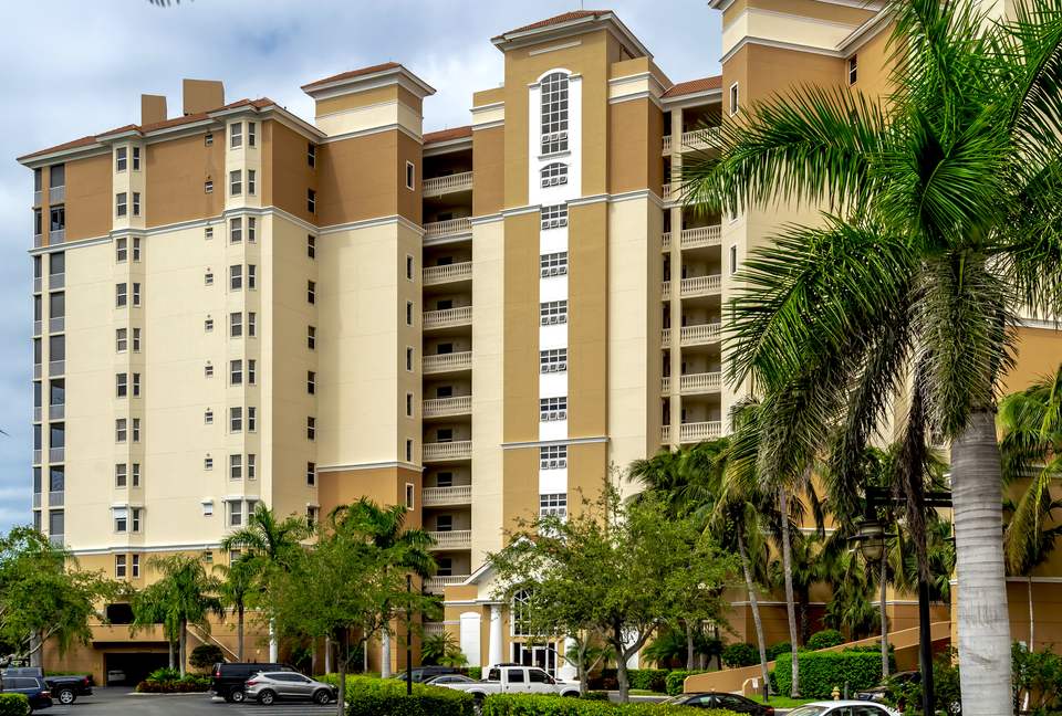 Rare 3 bed, 3 bath condo walkable to the Best Beach in Naples! - Naples, Florida