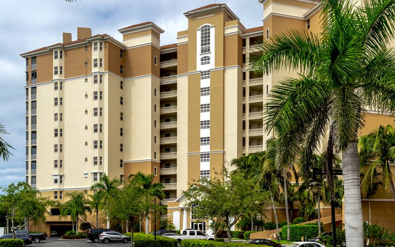 Rare 3 bed, 3 bath condo walkable to the Best Beach in Naples! - Naples, Florida