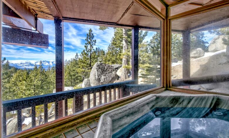 Hot tub for 6 adults just outside Main Master #2.