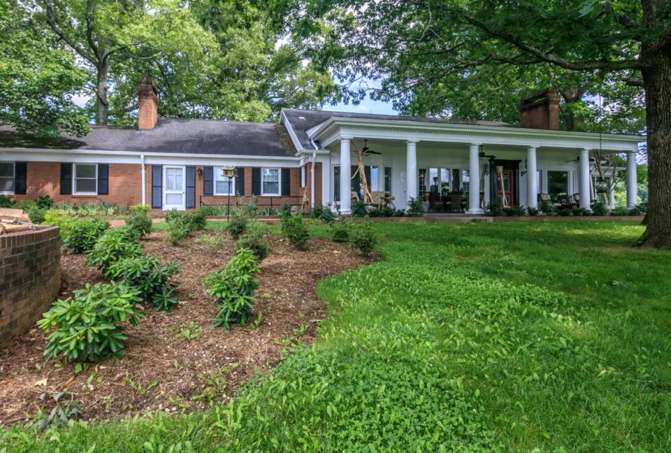 The Magnolia Manor at The Horse Shoe Farm - Hendersonville, North Carolina