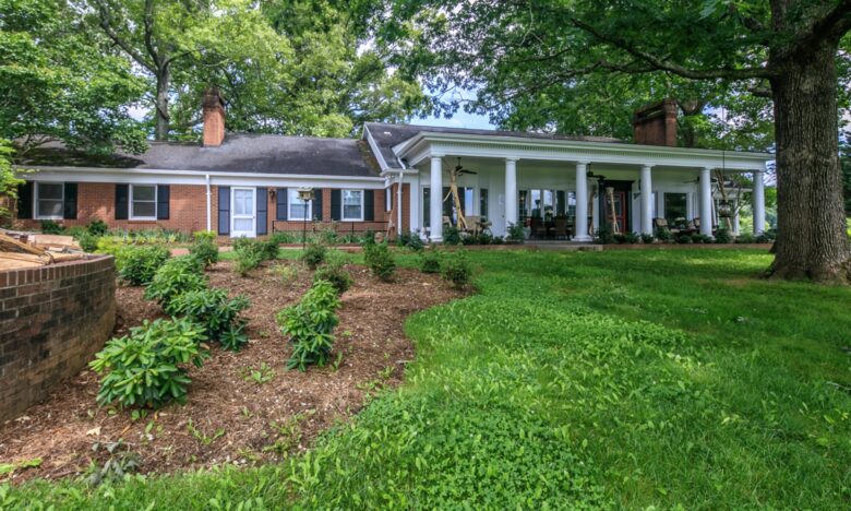 The Magnolia Manor at The Horse Shoe Farm - Hendersonville, North Carolina