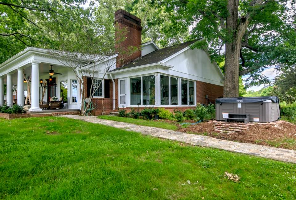 The Magnolia Manor at The Horse Shoe Farm - Hendersonville, North Carolina