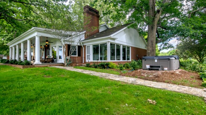 The Magnolia Manor at The Horse Shoe Farm - Hendersonville, North Carolina