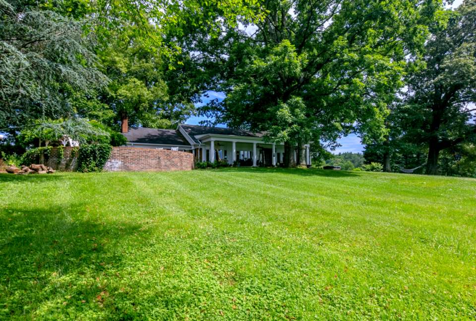The Magnolia Manor at The Horse Shoe Farm - Hendersonville, North Carolina