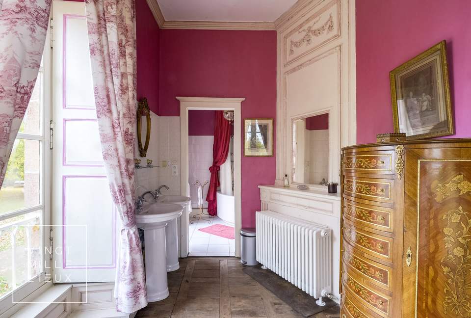 Château De Vézins (R) - Cholet, France