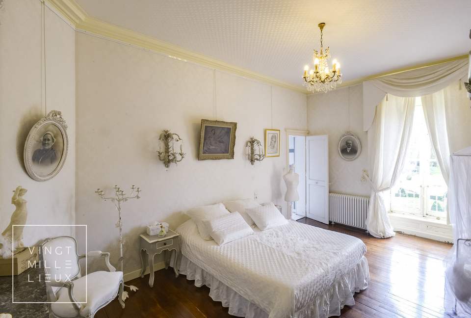 Château De Vézins (R) - Cholet, France