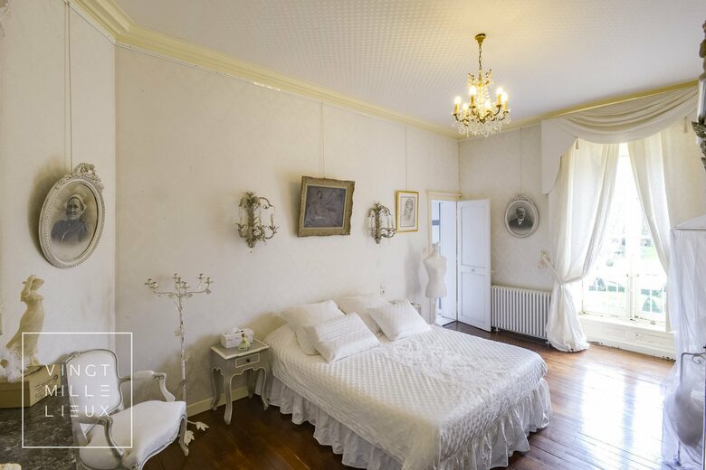 Château De Vézins (R) - Cholet, France