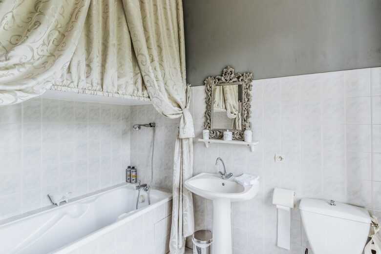 Château De Vézins (R) - Cholet, France