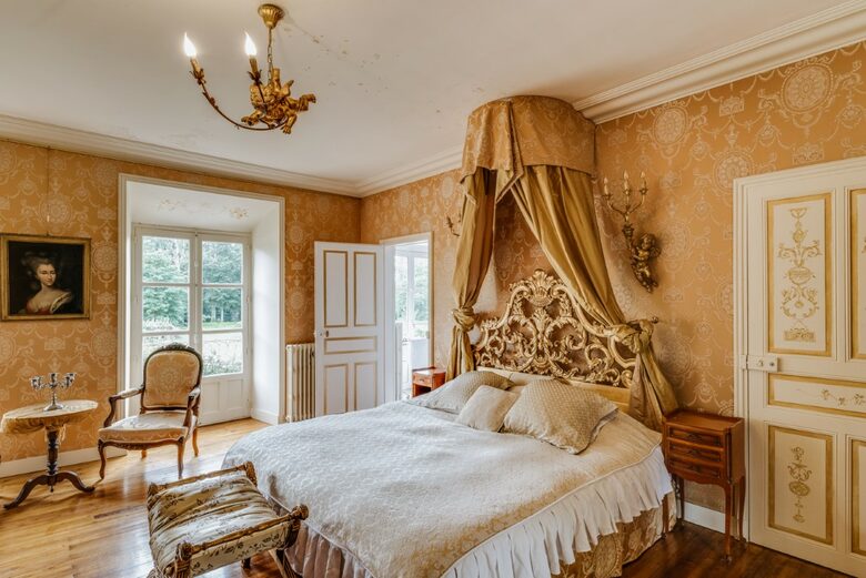 Château De Vézins (R) - Cholet, France