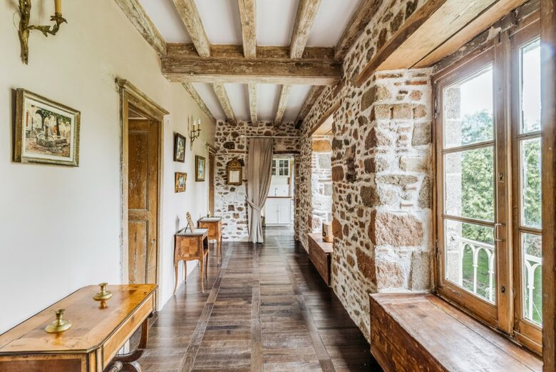 Château De Vézins (R) - Cholet, France