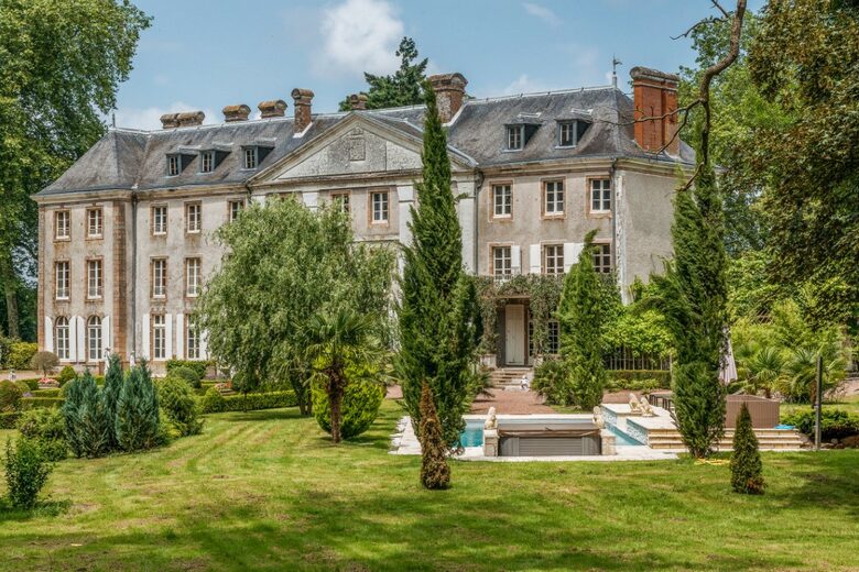 Château De Vézins (R) - Cholet, France