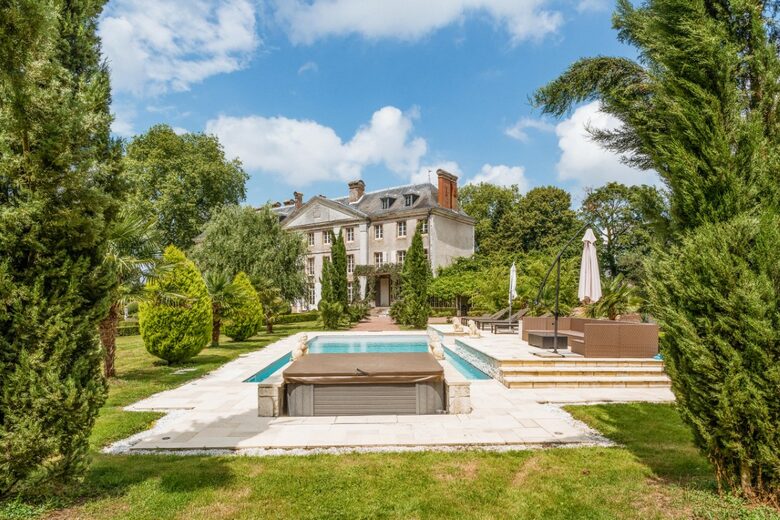 Château De Vézins (R) - Cholet, France