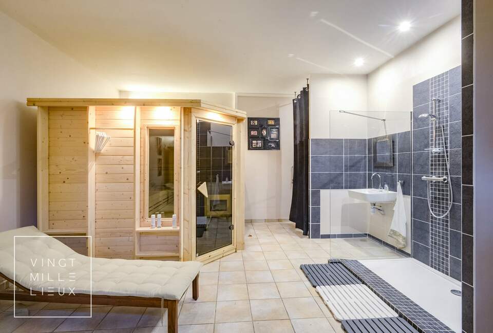 Château De Vézins (R) - Cholet, France