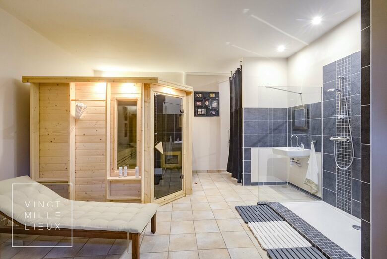 Château De Vézins (R) - Cholet, France