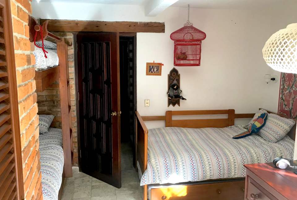 Lower MB - bunks + day bed, queen bed on opposite side