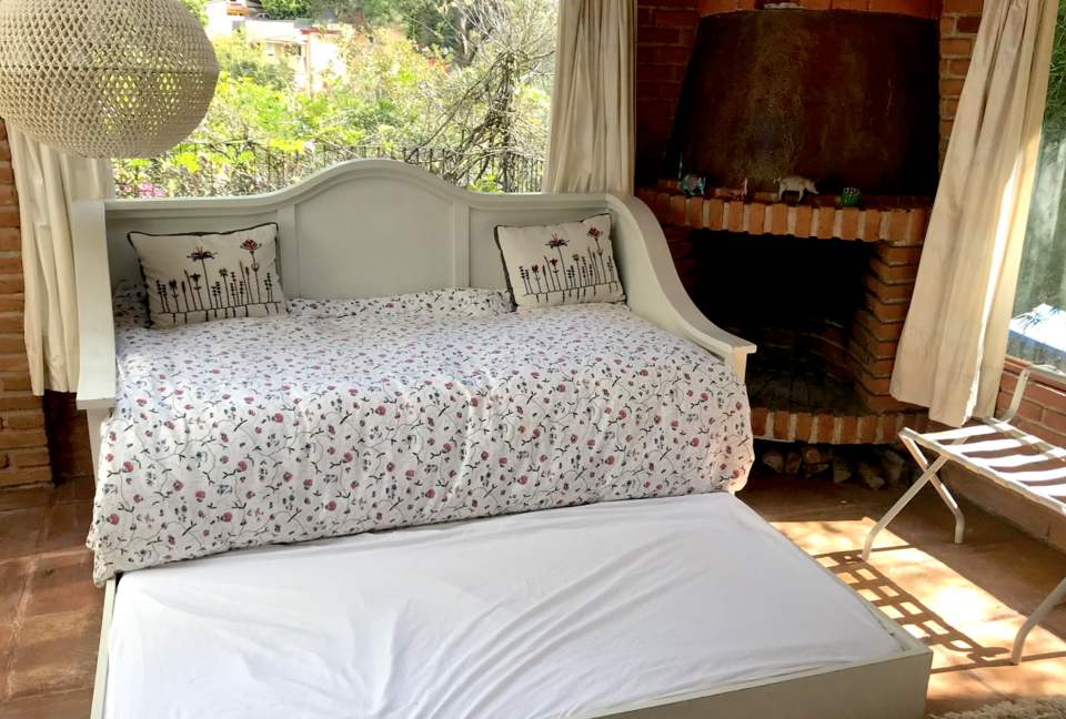 Outside MB - Daybed converting to two twins