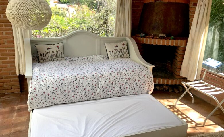 Outside MB - Daybed converting to two twins