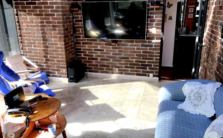 Office/Den - connected to upper MB.