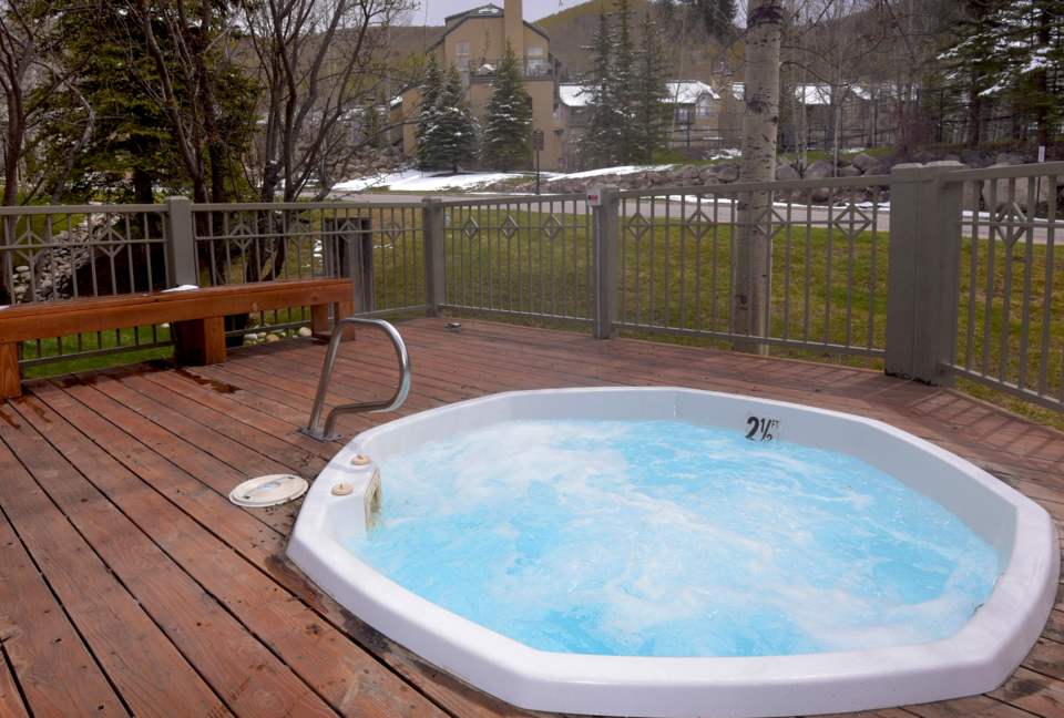 Three Newly Refurbished Hot Tubs Steps Away