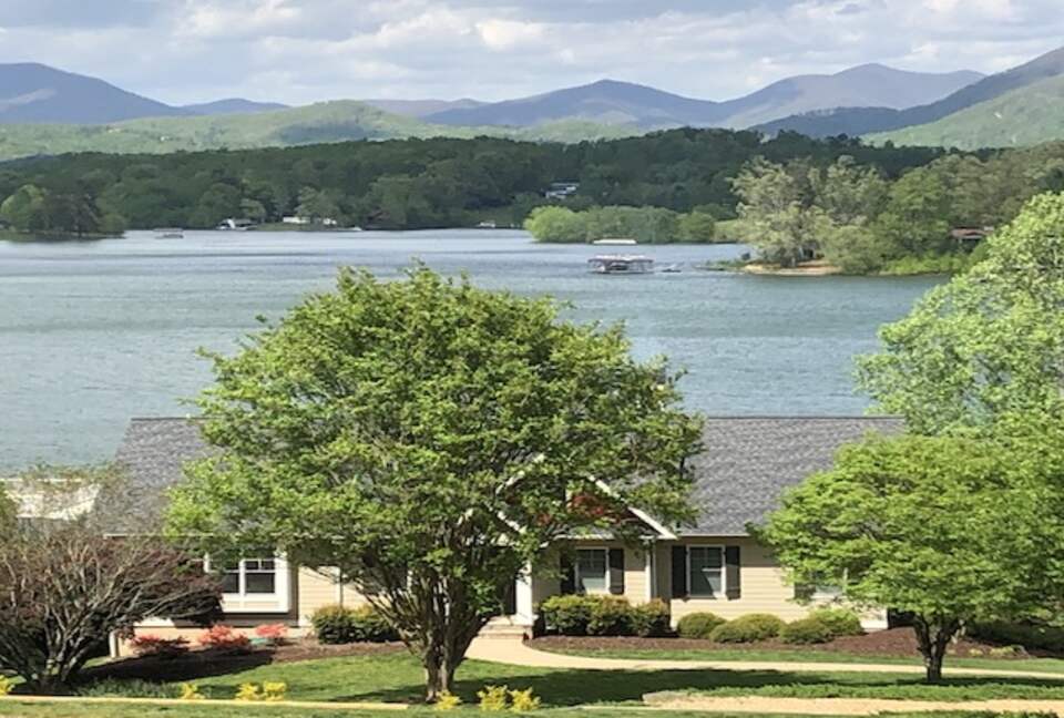Tranquil Mountain Lake Home with Breathtaking Views - Hiawassee, Georgia