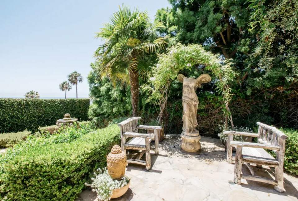 Victoire and Buddha Garden Statuary